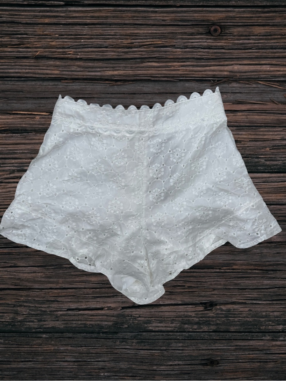 NWT Do+Be White Eyelet Cotton High Waisted Shorts Scalloped Waist Flutter Hem M